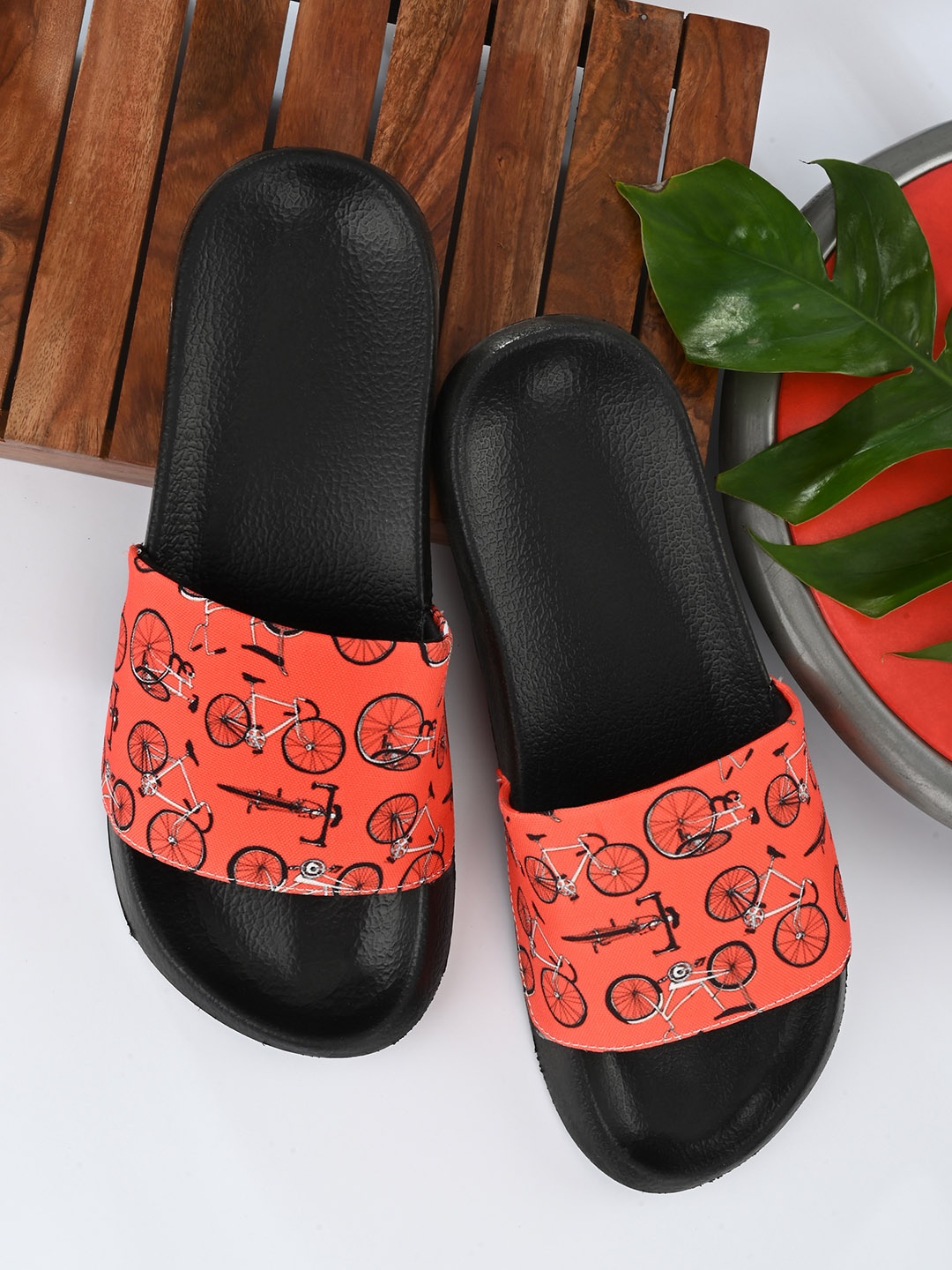 

EXTRIMOS Men Orange & Black Printed Sliders