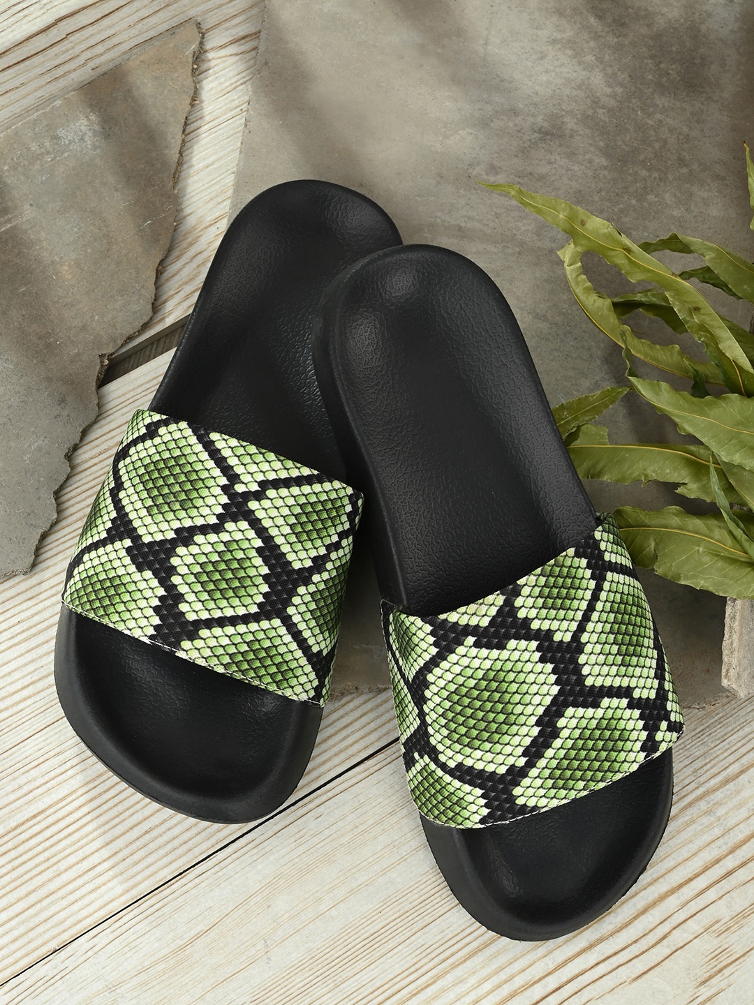 

EXTRIMOS Men Green & Black Printed Sliders