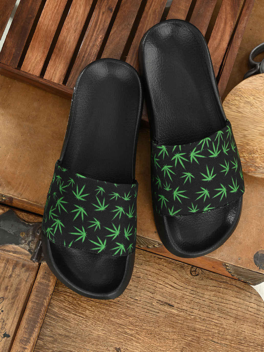 

EXTRIMOS Men Green & Black Printed Sliders