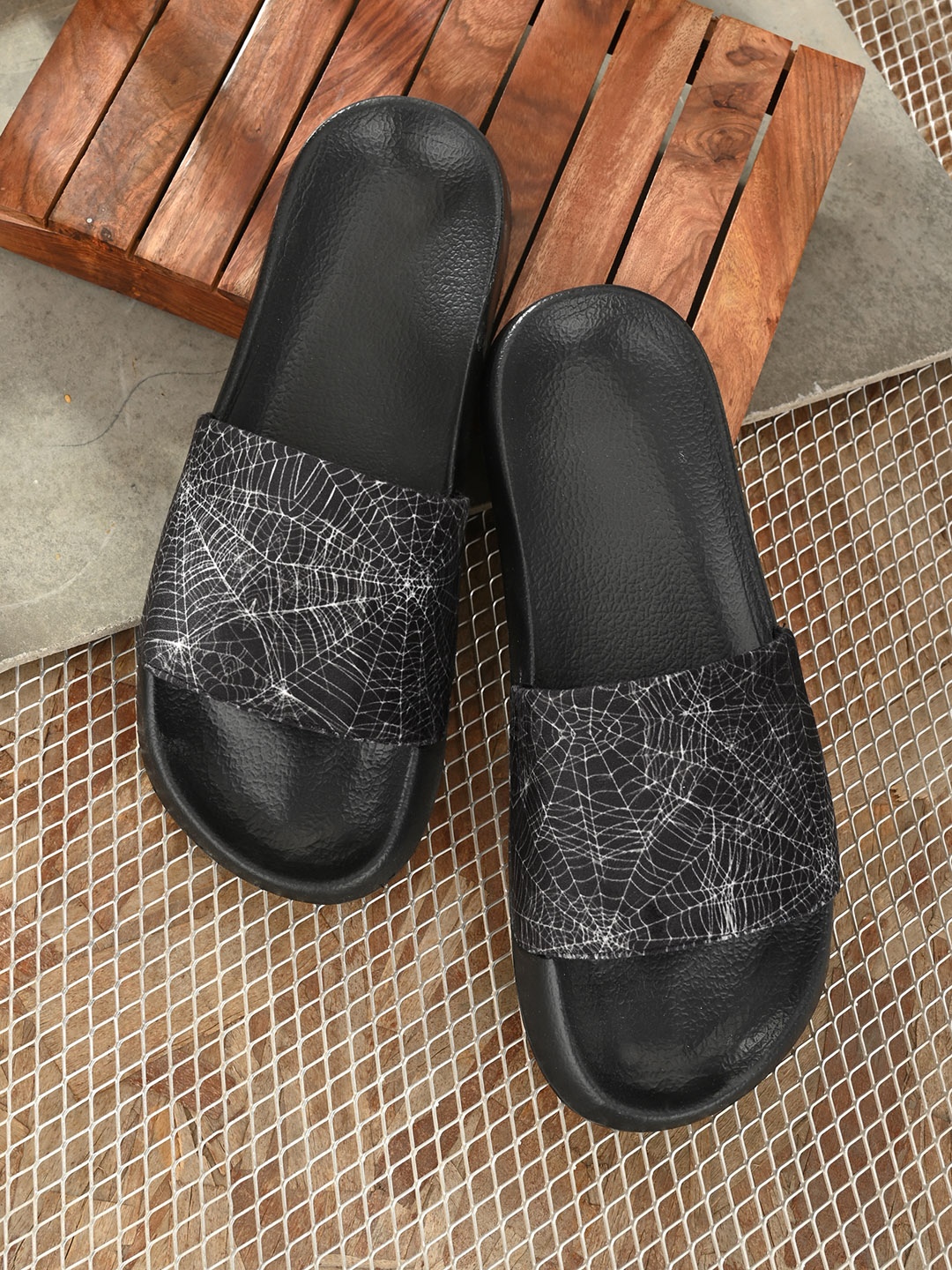

EXTRIMOS Men White & Black Printed Sliders