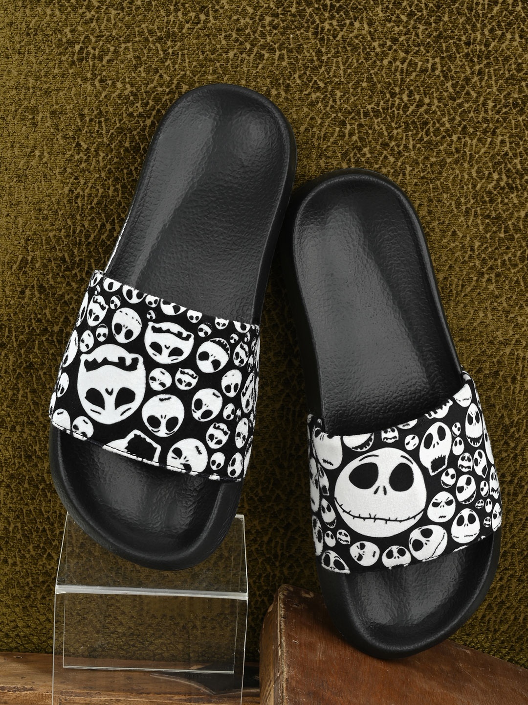 

EXTRIMOS Men White & Black Printed Sliders
