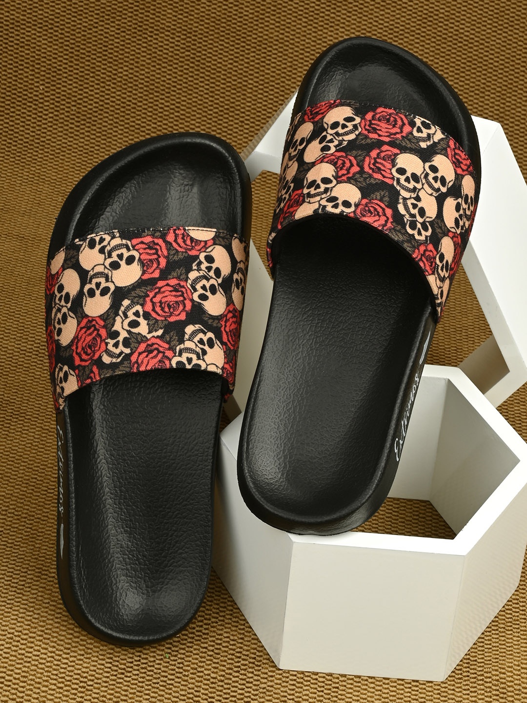 

EXTRIMOS Men Black & Red Printed Sliders