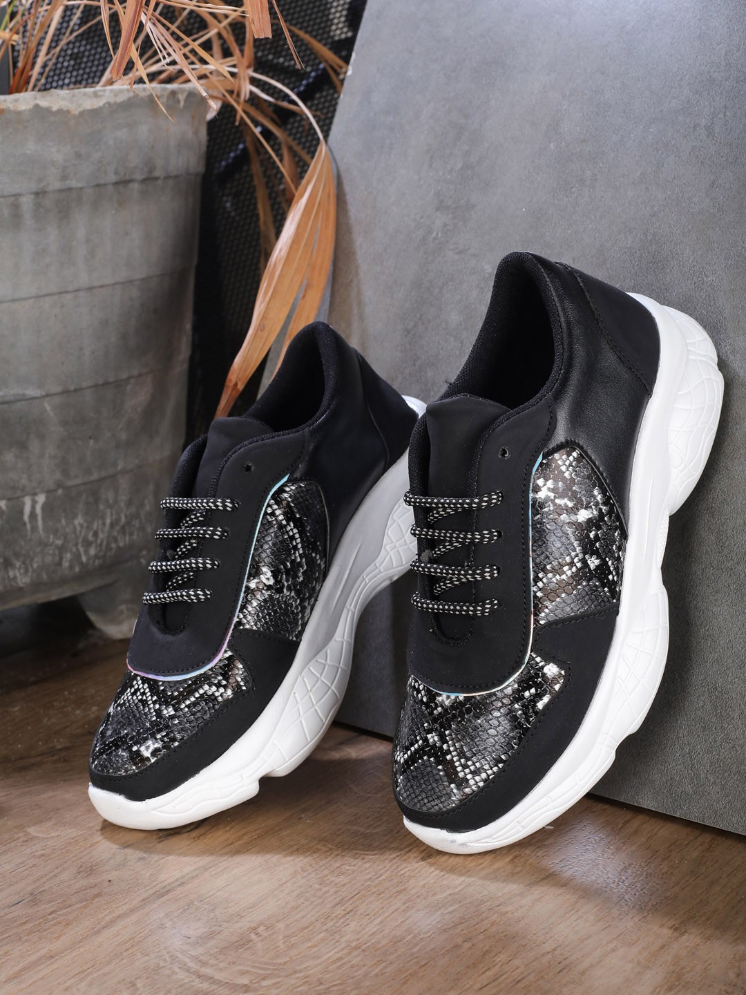 

LONDON STEPS Women Black Printed Regular Sneakers