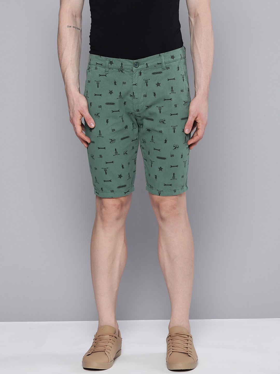 

The Indian Garage Co Men Green Printed Slim Fit Regular Shorts