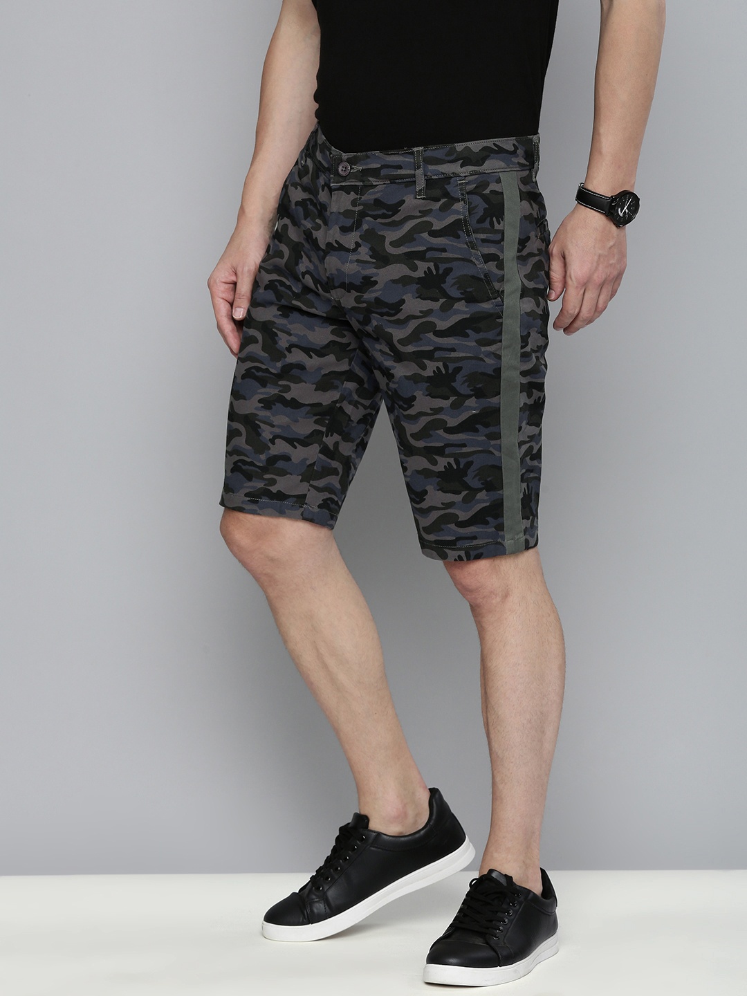 

The Indian Garage Co Men Grey Camouflage Printed Slim Fit Regular Shorts