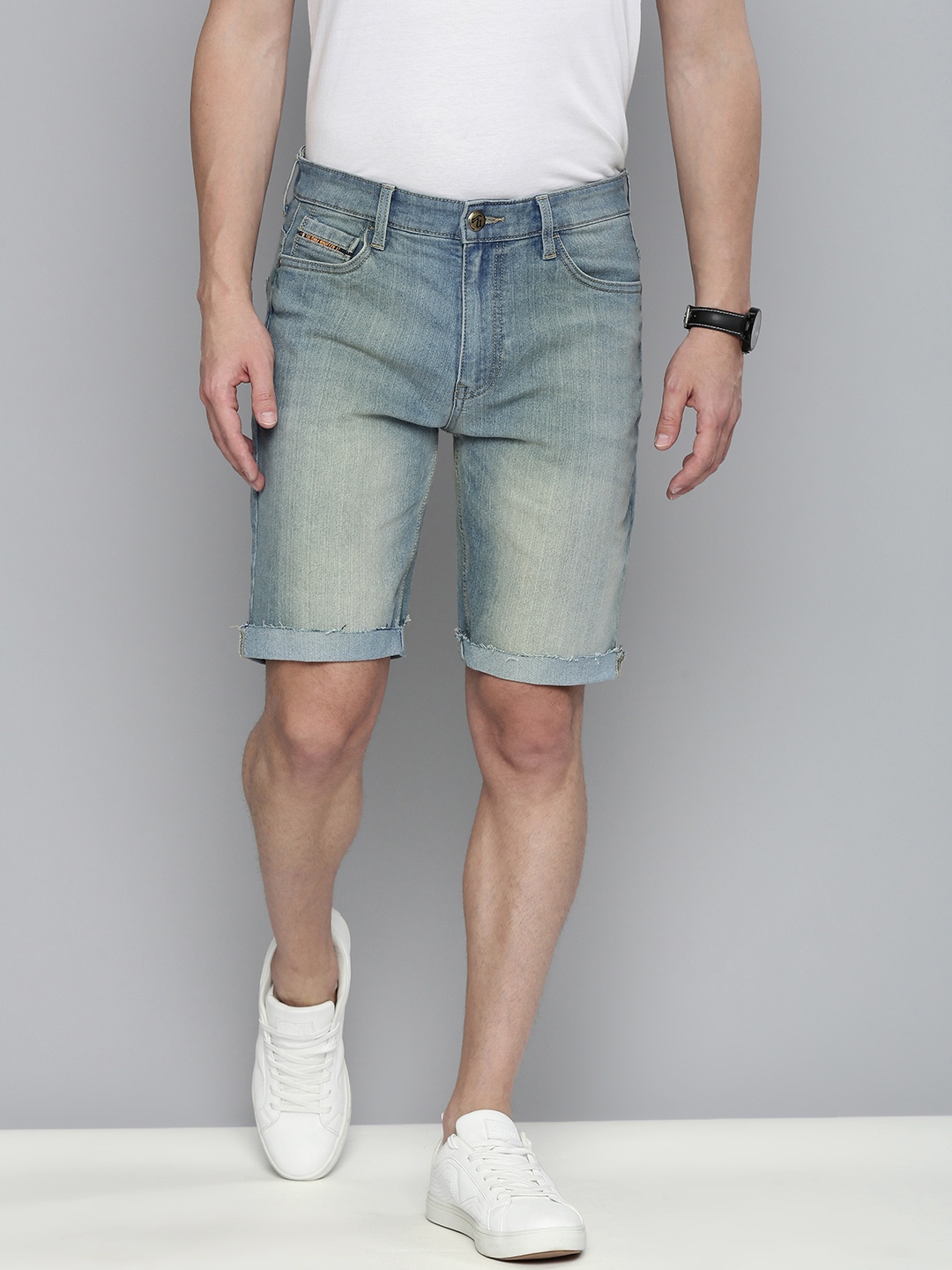 

The Indian Garage Co Men Blue Washed Slim Fit Denim Shorts