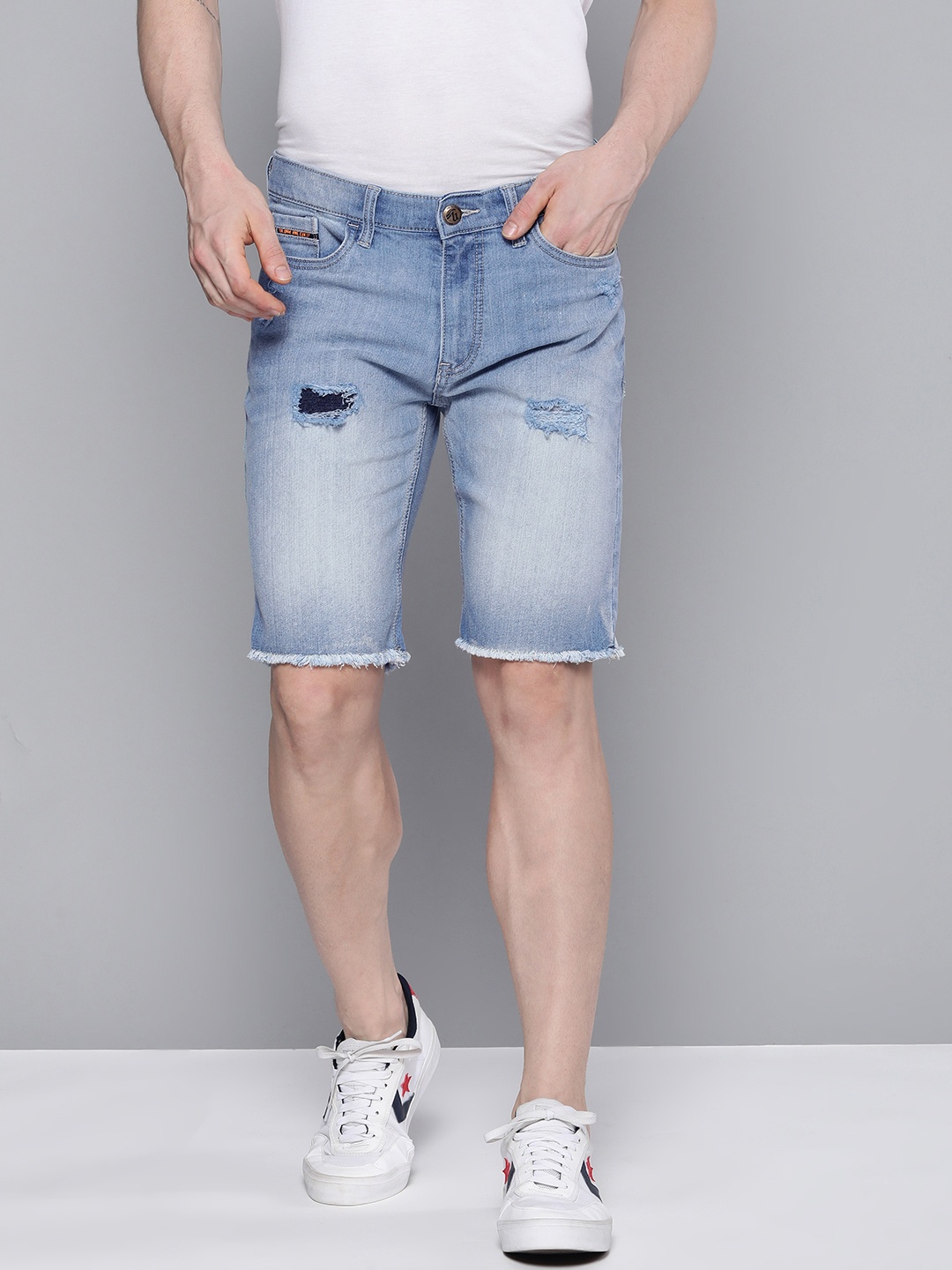 

The Indian Garage Co Men Blue Washed Midly Distressed Mid Rise Slim Fit Denim Shorts