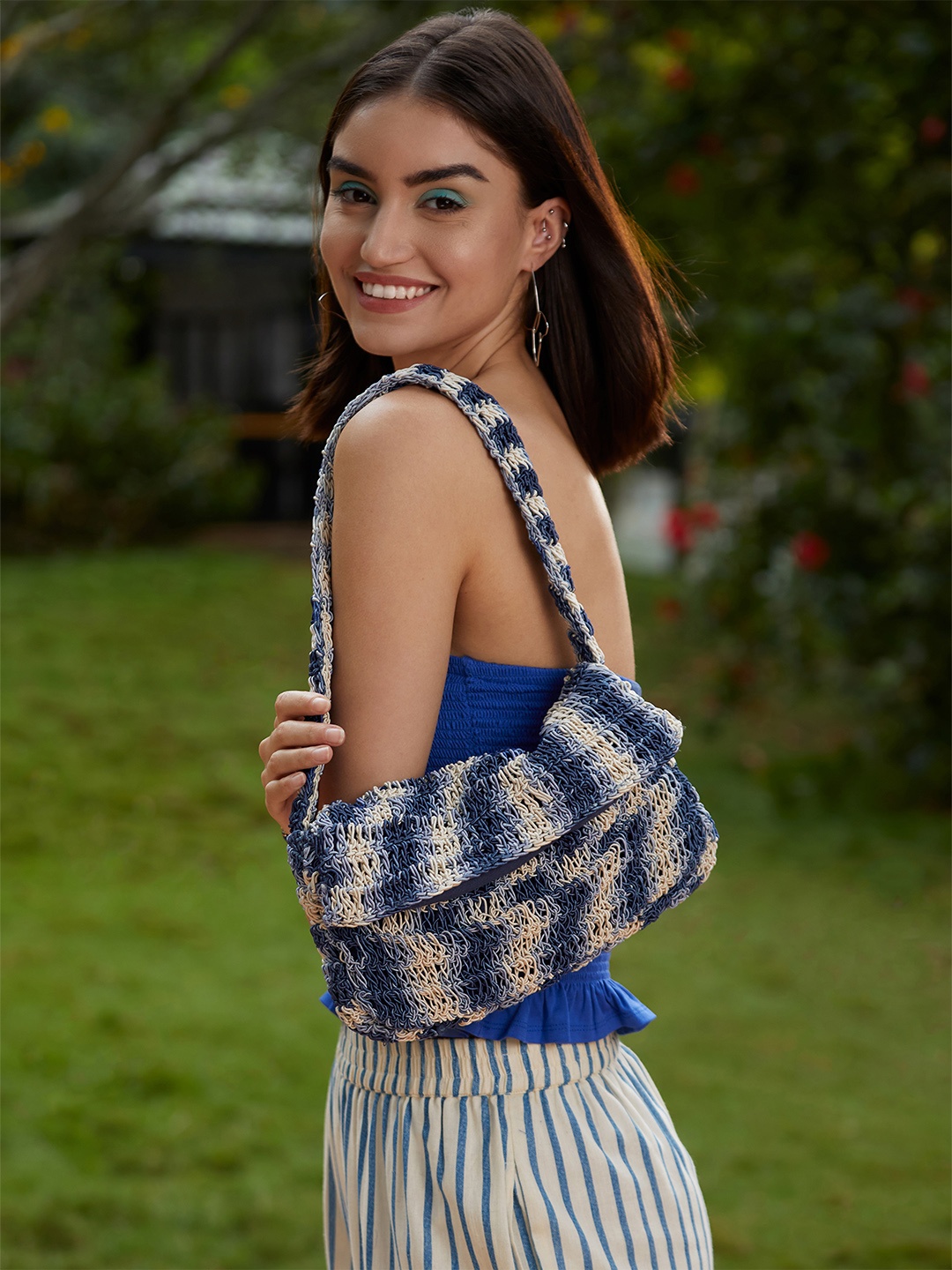 

MANGO Women Blue & Cream-Coloured Woven Design Structured Baguette Shoulder Bag
