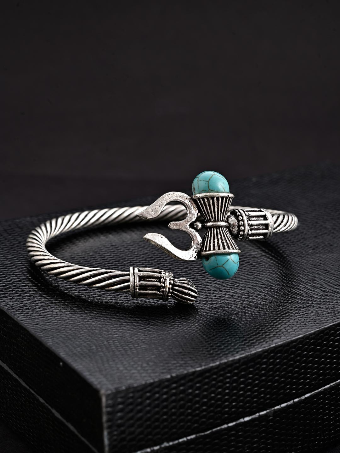

Tistabene Men Blue & Silver-Toned Temple Silver-Plated Cuff Bracelet