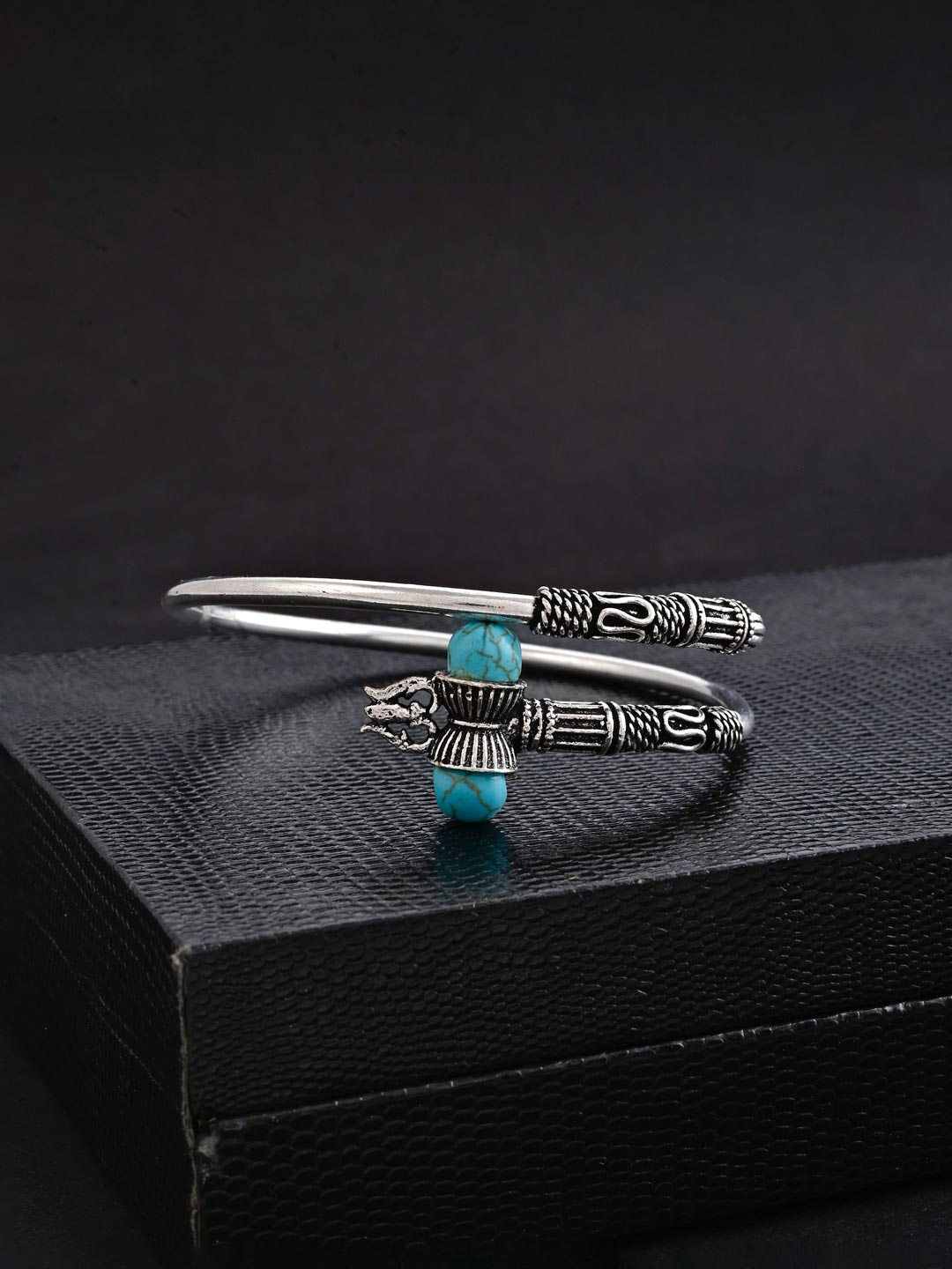 

Tistabene Men Blue & Silver-Toned Oxidised Silver-Plated Wraparound Bracelet