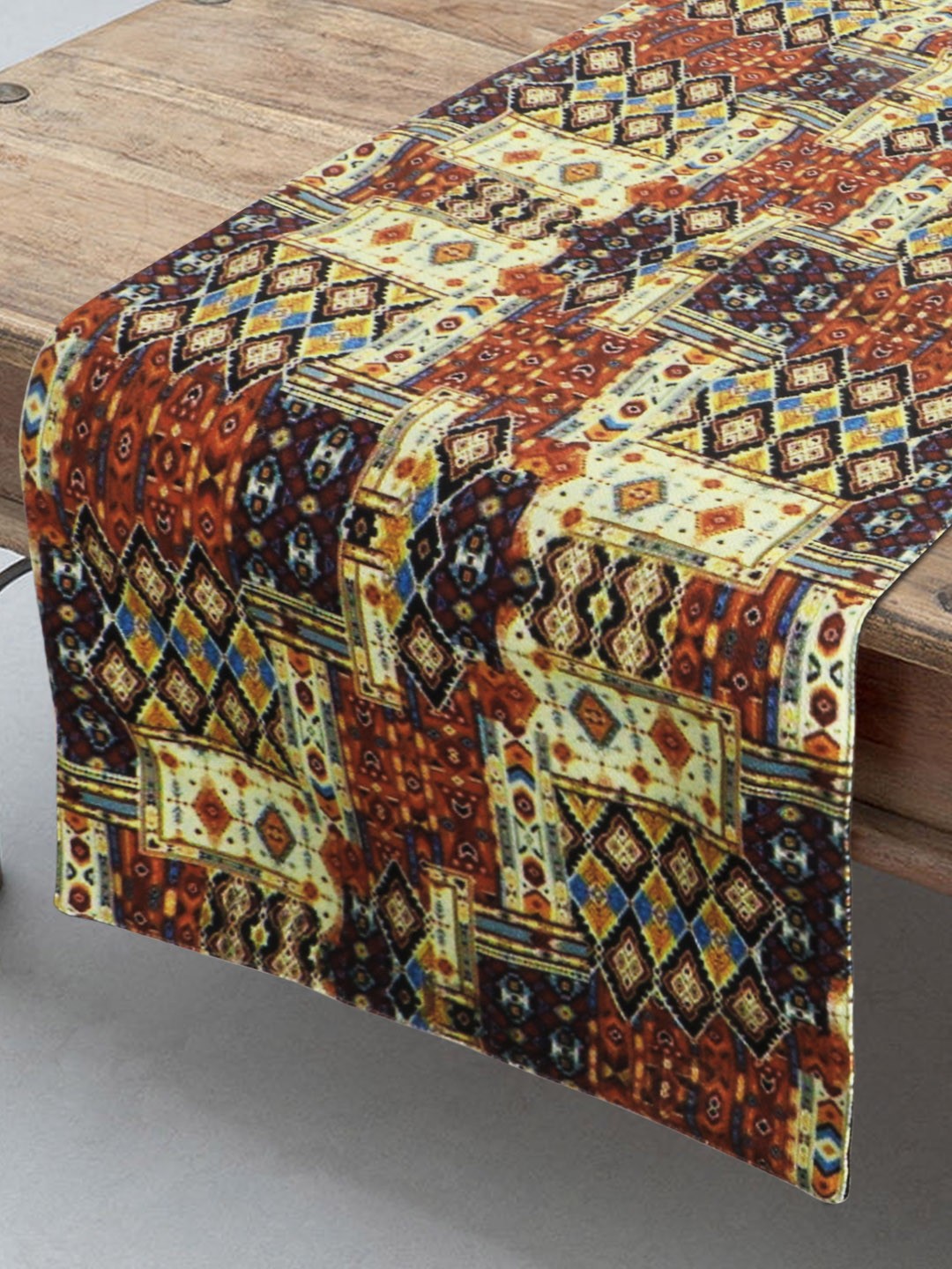 

HomeStorie Cream-Colored & Brown HD Abstract Print Table Runner