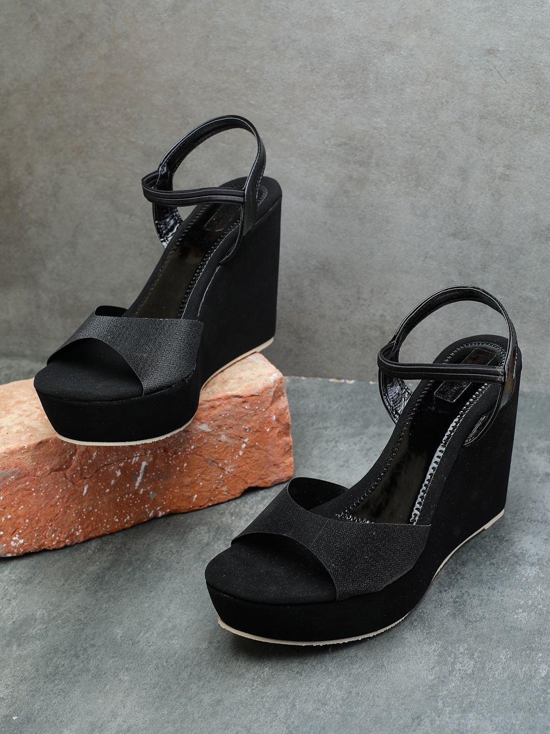 

LONDON STEPS Black Wedge Pumps with Buckles