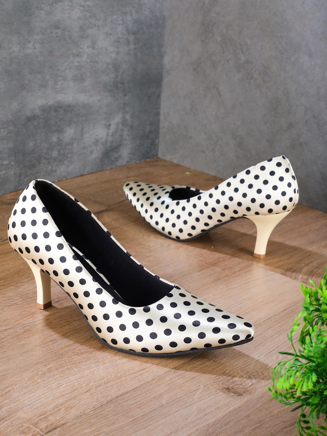 

LONDON STEPS Cream-Coloured Printed Block Sandals with Laser Cuts