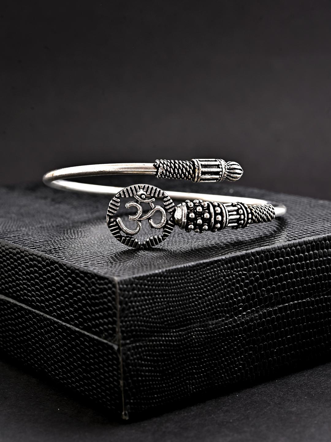 

Tistabene Men Silver-Toned & Black Silver-Plated Oxidised Cuff Bracelet