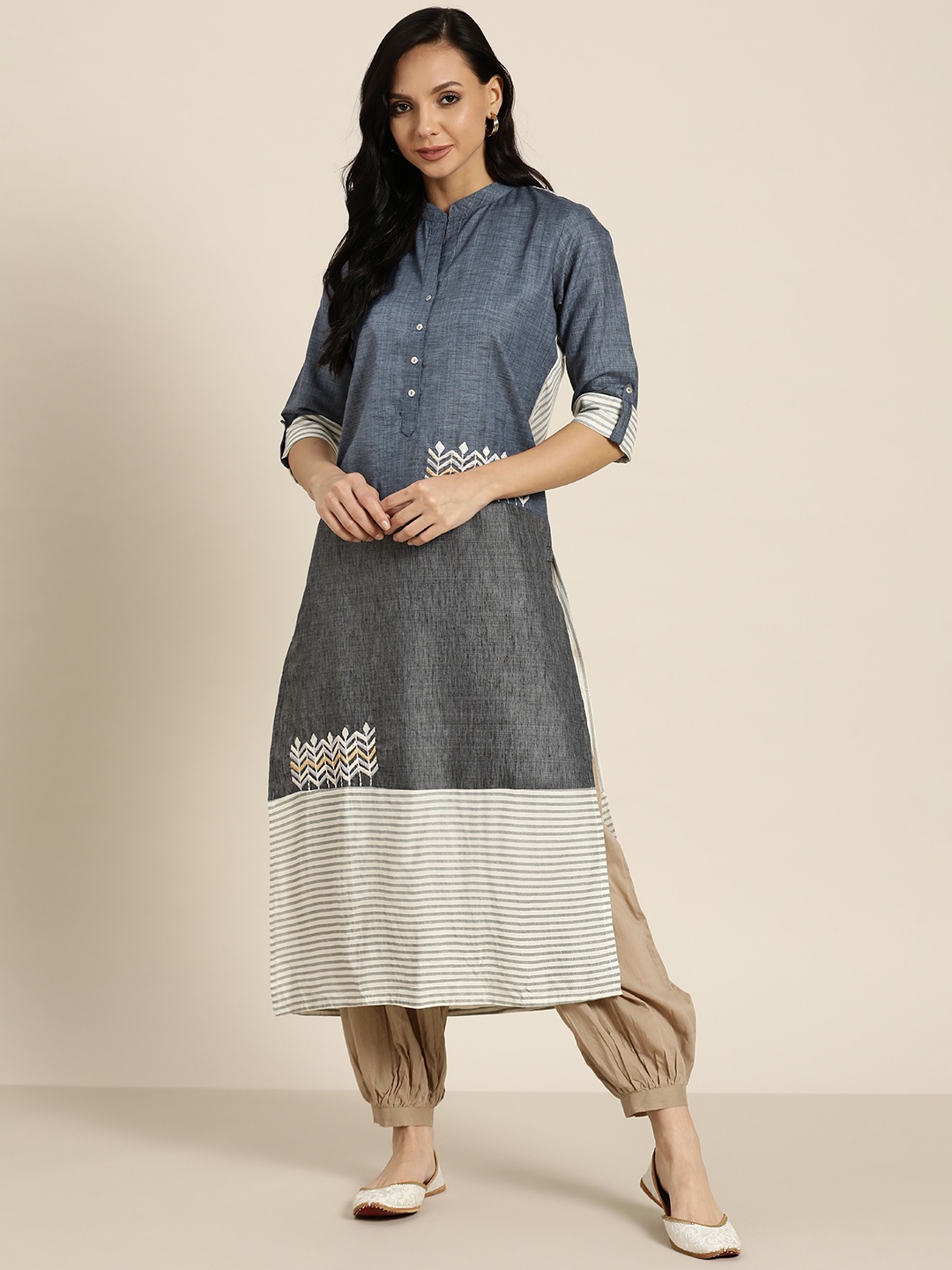 

Sangria Women Grey & Off White Geometric Printed Kurta