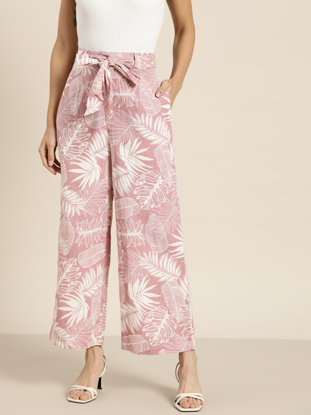 

Sangria Women Pink & White Floral Printed Palazzos