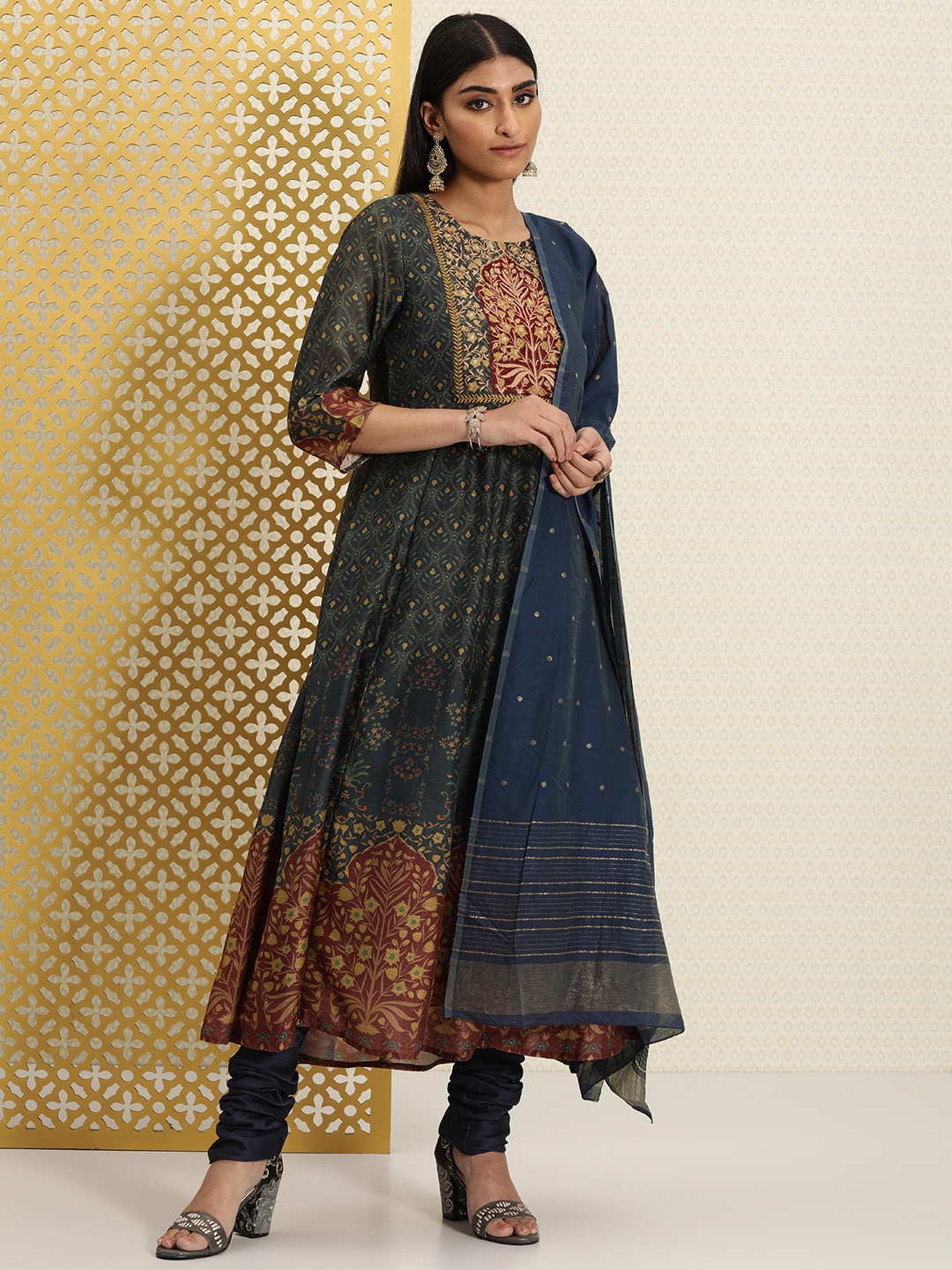 

House of Pataudi Women Navy Blue& Yellow Embroidered Thread Work KurtaChuridar & With, Black