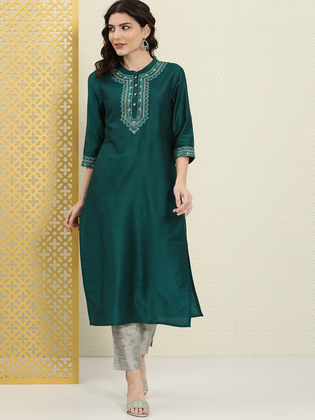 

House of Pataudi Women Green Embroidered Rozana Straight Kurta