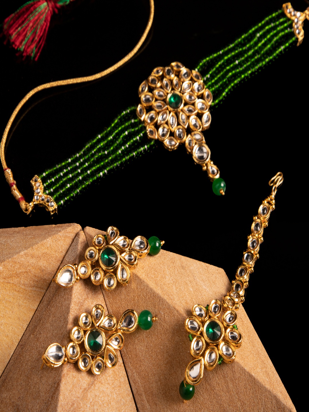 

ANIKAS CREATION Green & Gold-Toned Alloy Gold Plated Hasli With Earrings & Maangtika