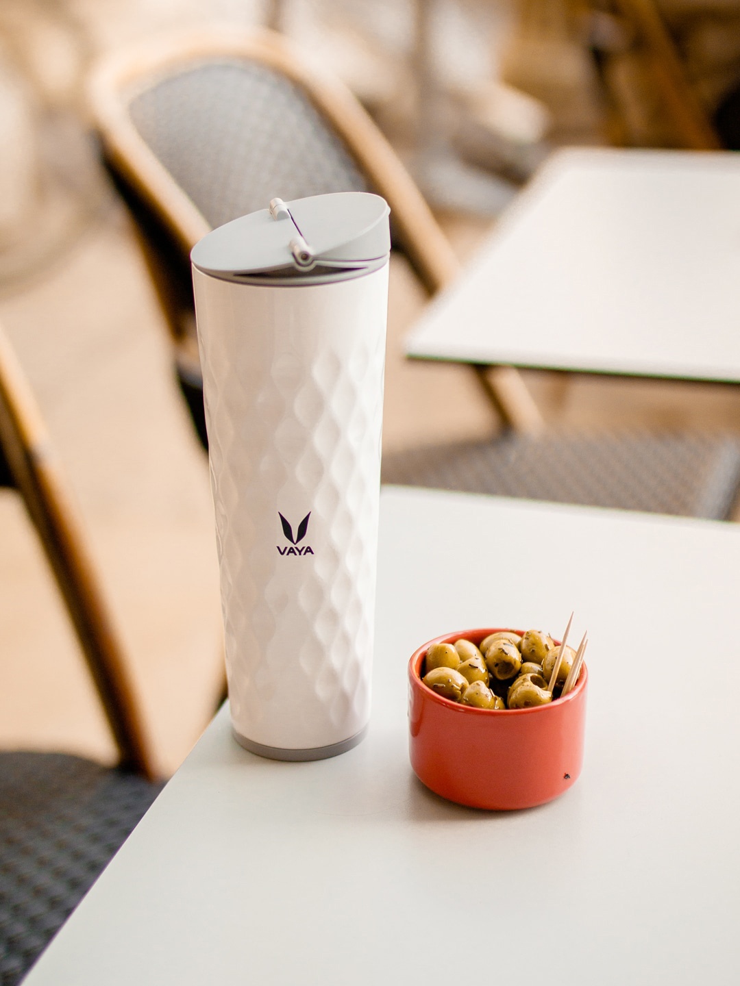 

Vaya White Solid Stainless Steel Sipper Water Bottle