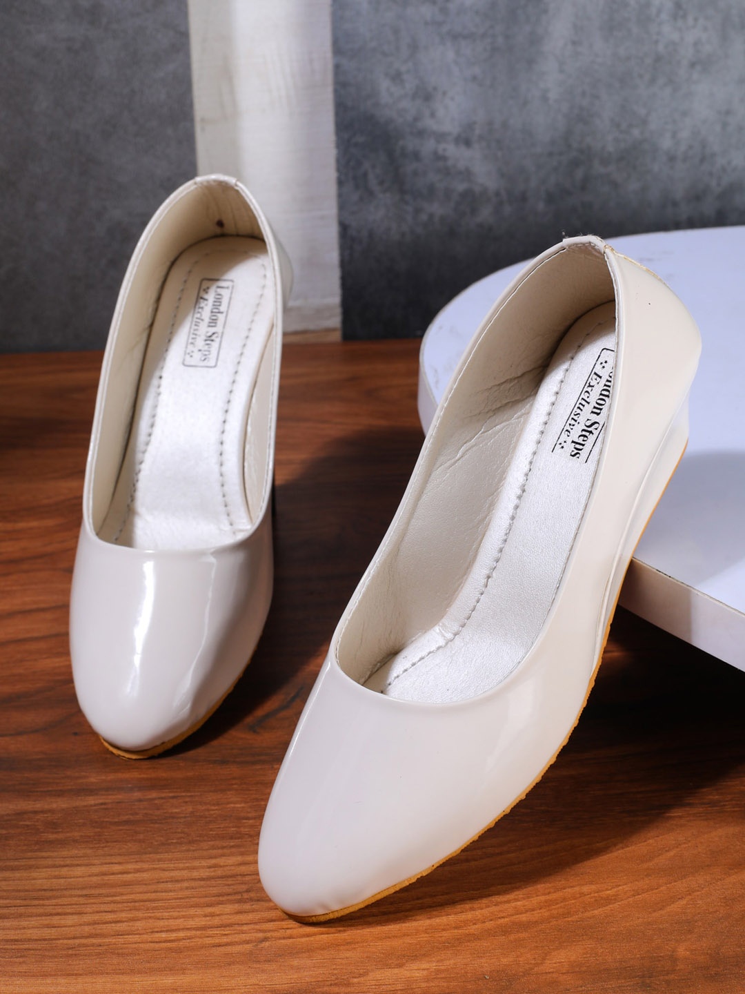 

LONDON STEPS Cream-Coloured Colourblocked Block Pumps with Buckles