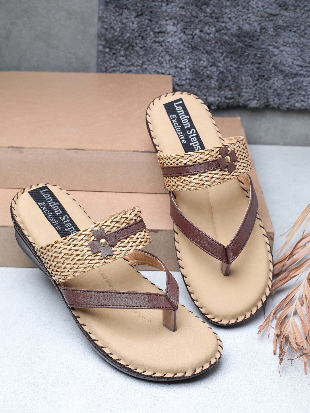 

LONDON STEPS Women Brown Open Toe Flats