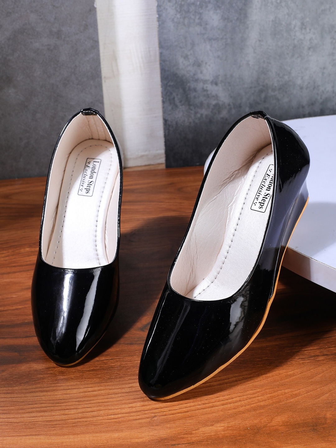 

LONDON STEPS Black Solid Block Pumps