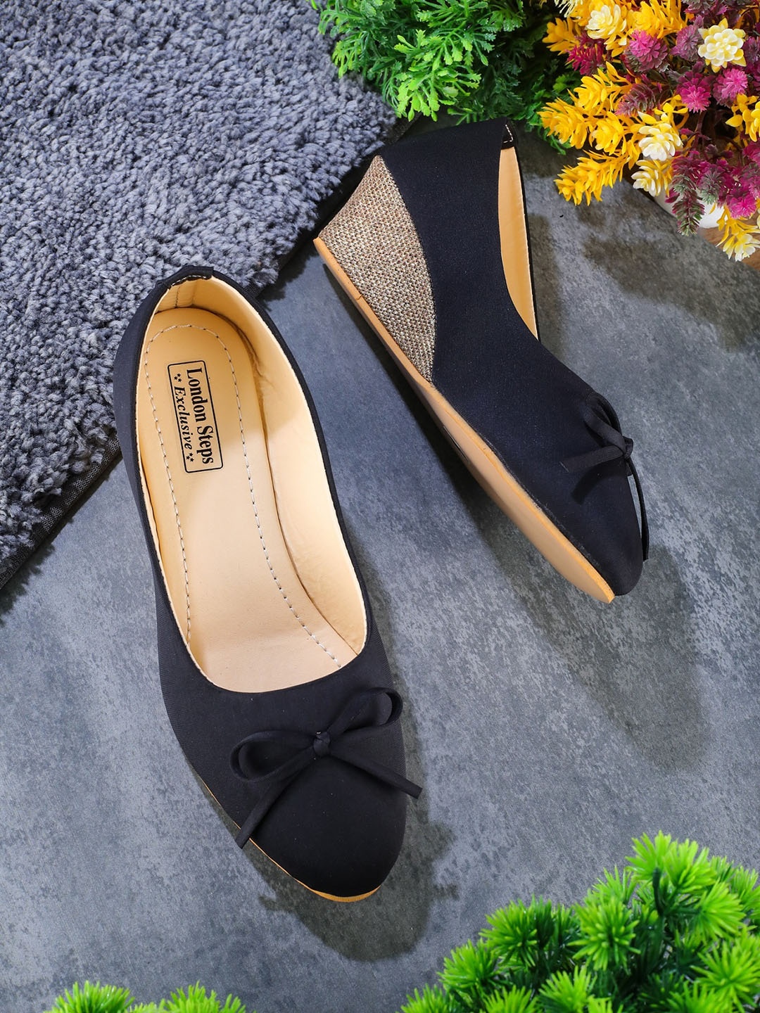 

LONDON STEPS Black Wedge Pumps with Bows