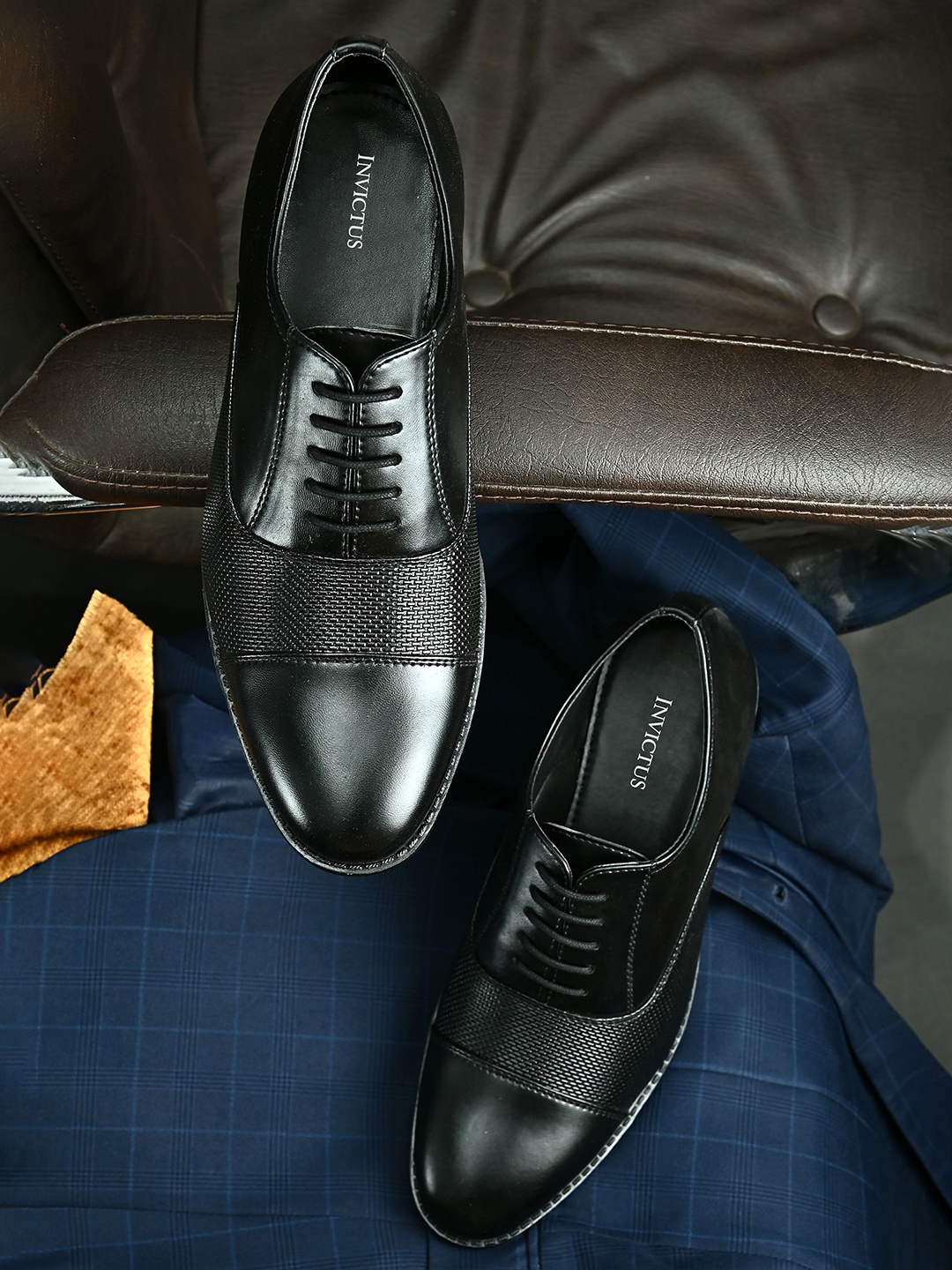 

INVICTUS Men Black Formal Textured Oxford Shoes
