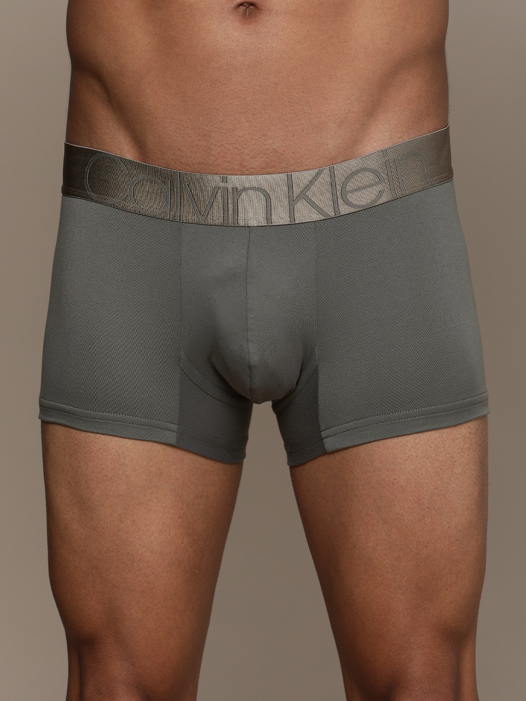 

Calvin Klein Underwear Men Grey Solid Low-Rise Trunks NEW-NB25405GS-5GS