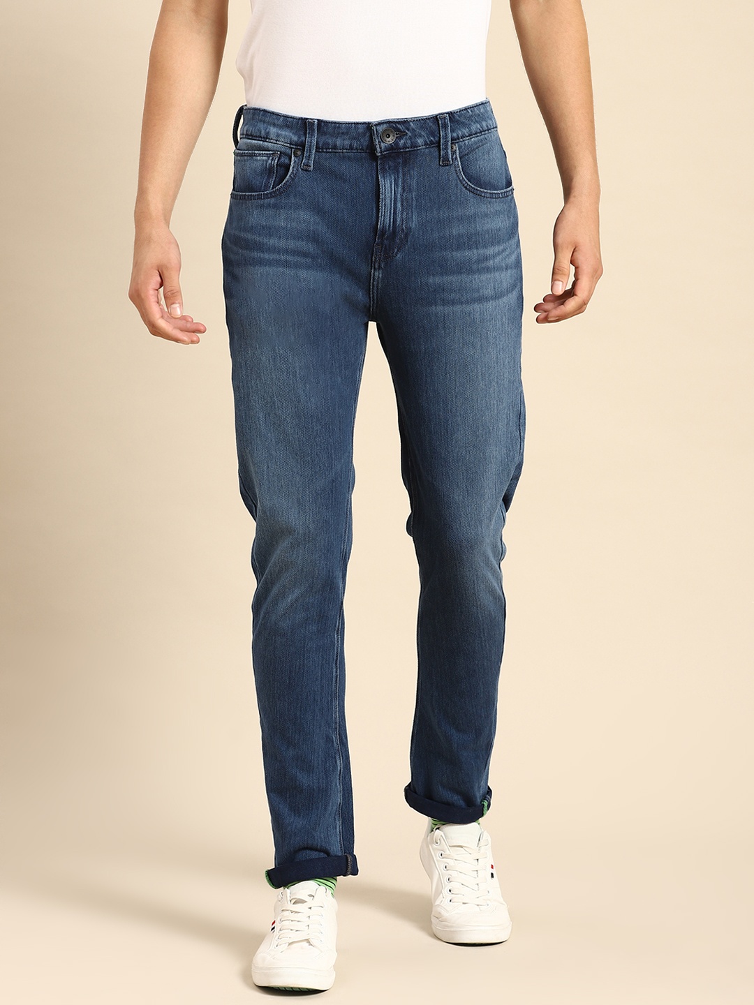 

United Colors of Benetton Men Blue Light Fade Stretchable Carrot-Fit Jeans
