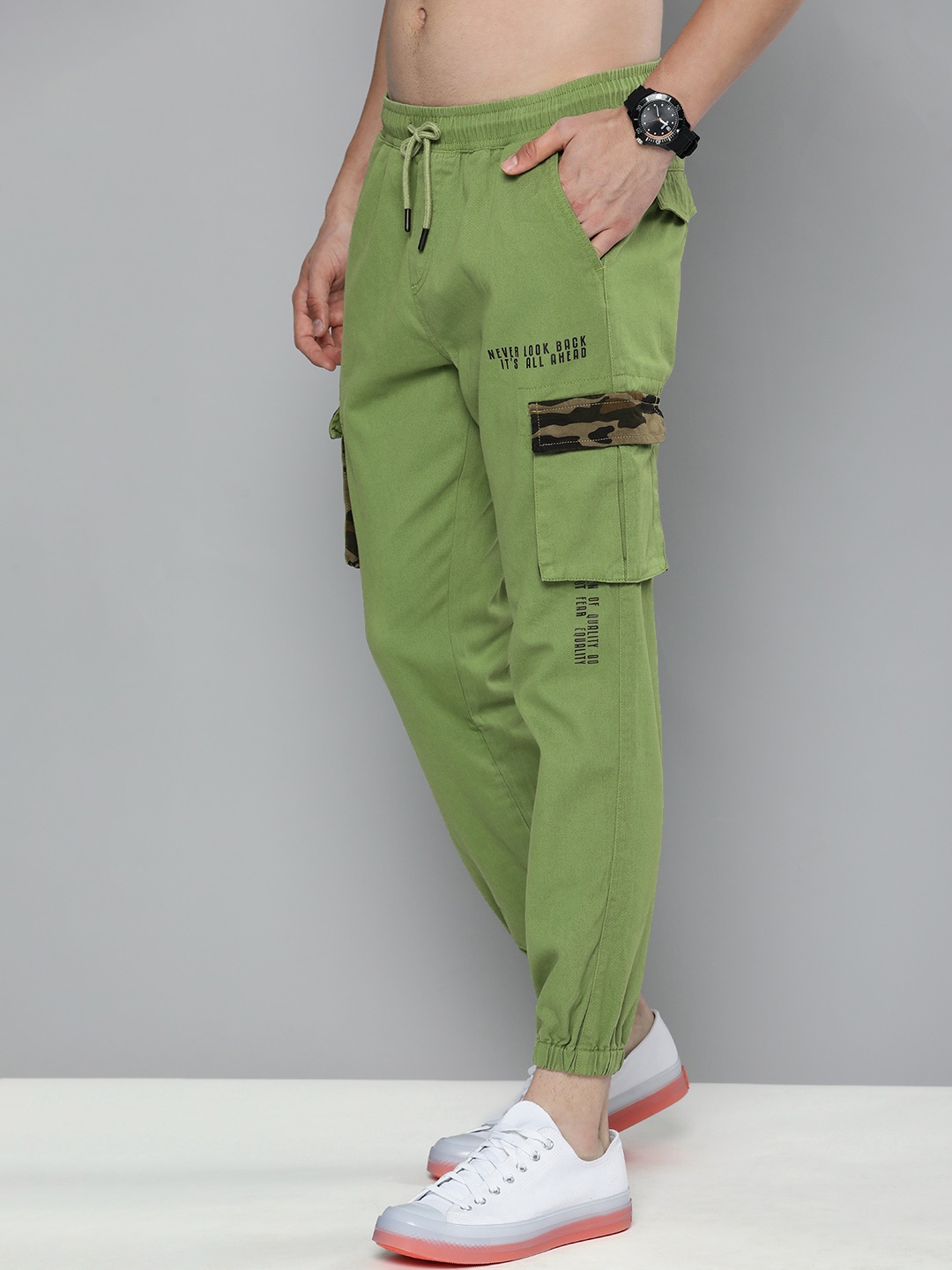 

HERE&NOW Men Olive Green Solid Warp Pockets Joggers Trousers