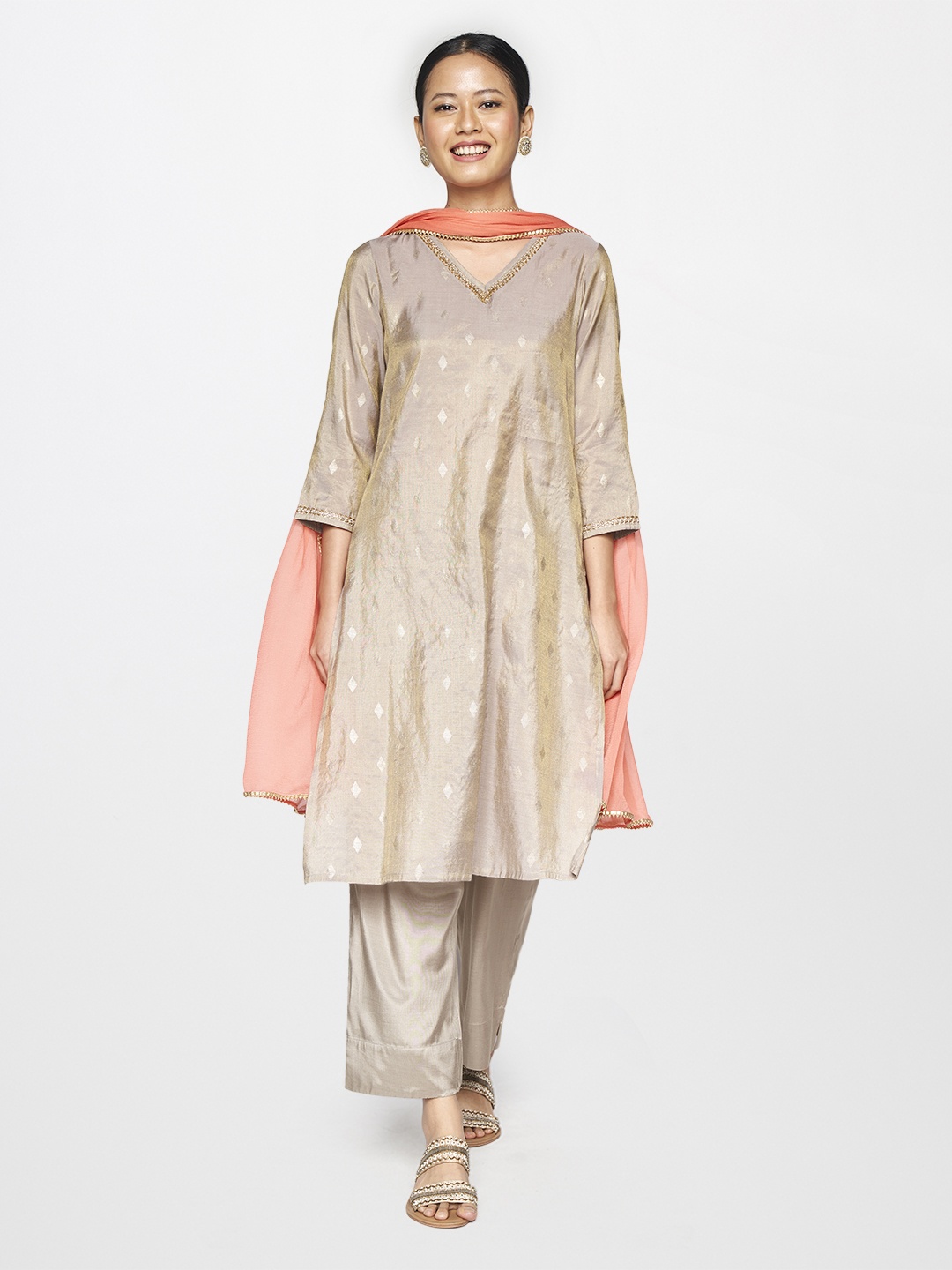 

Global Desi Women Grey & Gold-Toned Geometric Printed Gotta Patti Kurta