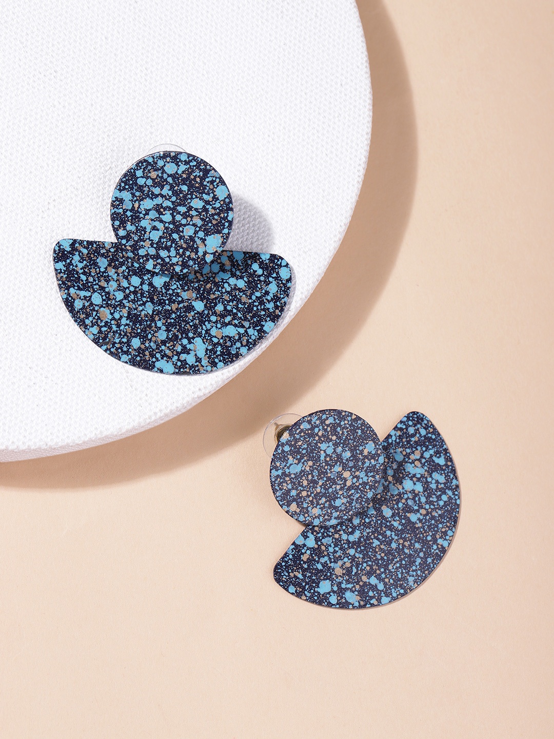 

DEEBACO Blue Textured Geometric Studs Earrings