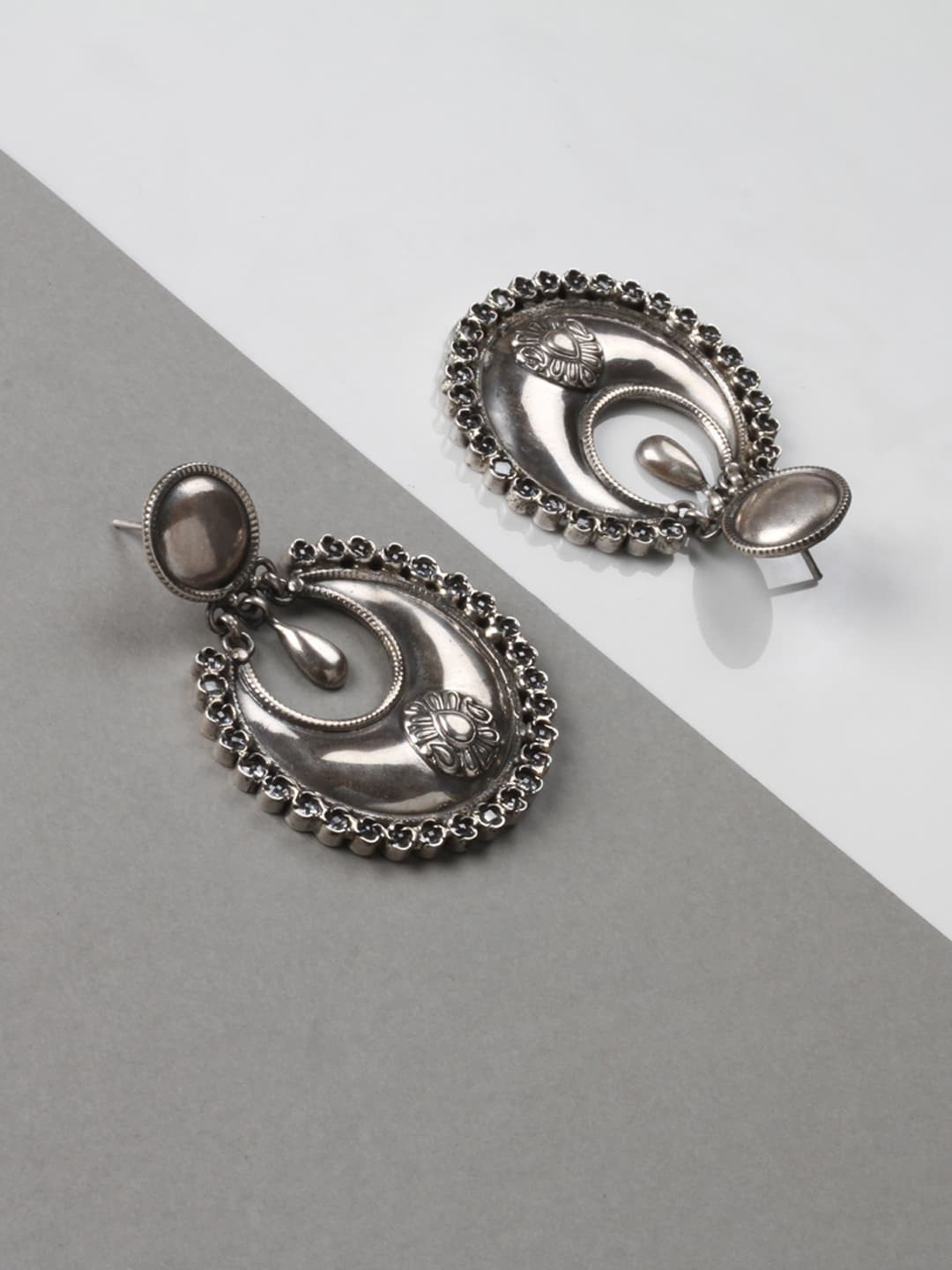 

SANGEETA BOOCHRA Silver-Toned Contemporary Drop Earrings
