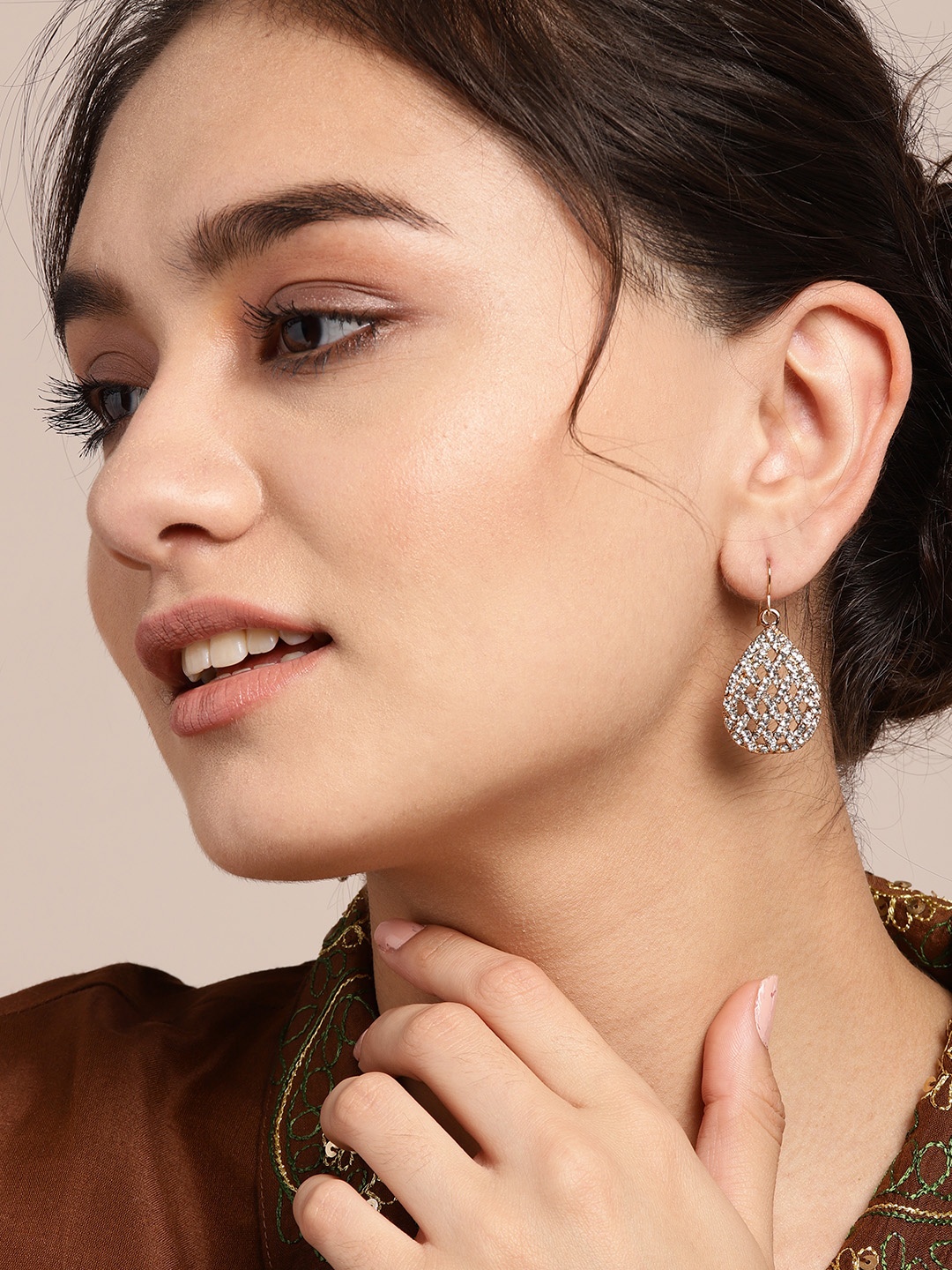 

Sangria Gold-Toned Stone-Studded Teardrop Shaped Drop Earrings