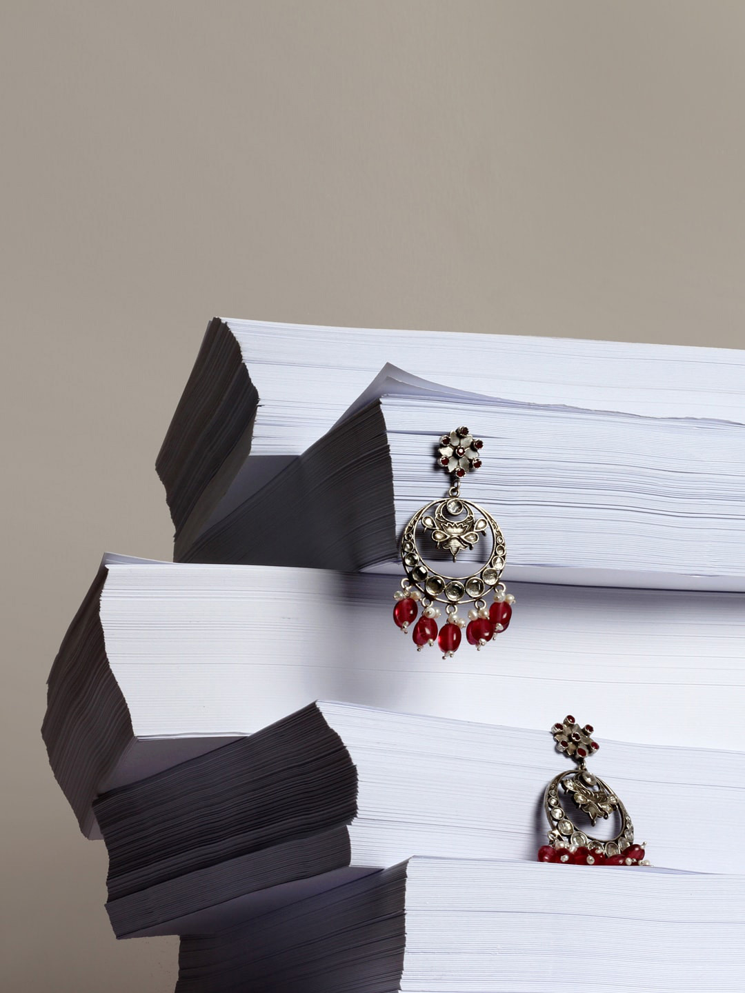 

SANGEETA BOOCHRA Silver-Toned & Red Circular Studs Earrings