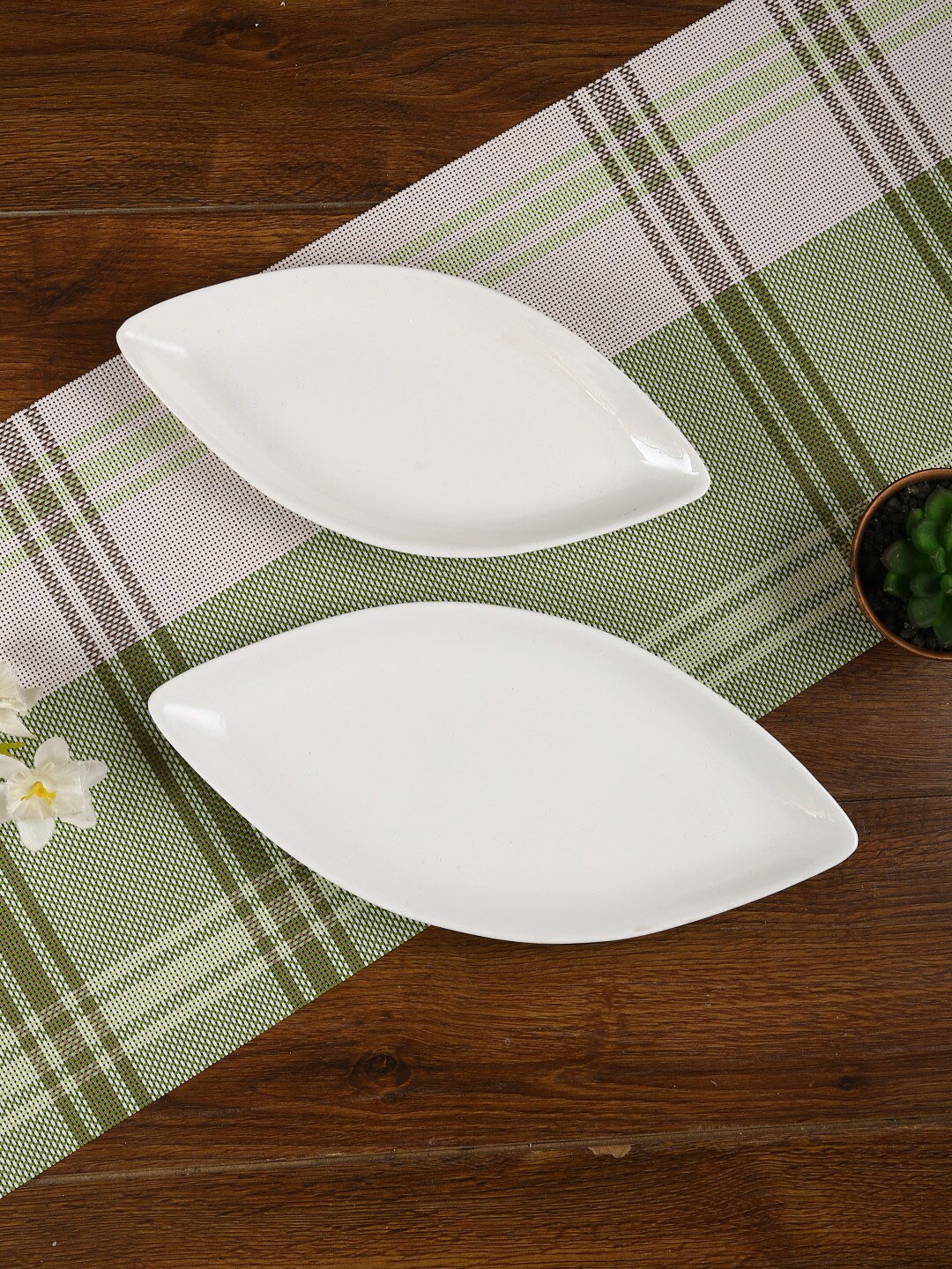 

Aapno Rajasthan Set Of 2 White Petal-Shaped Tray