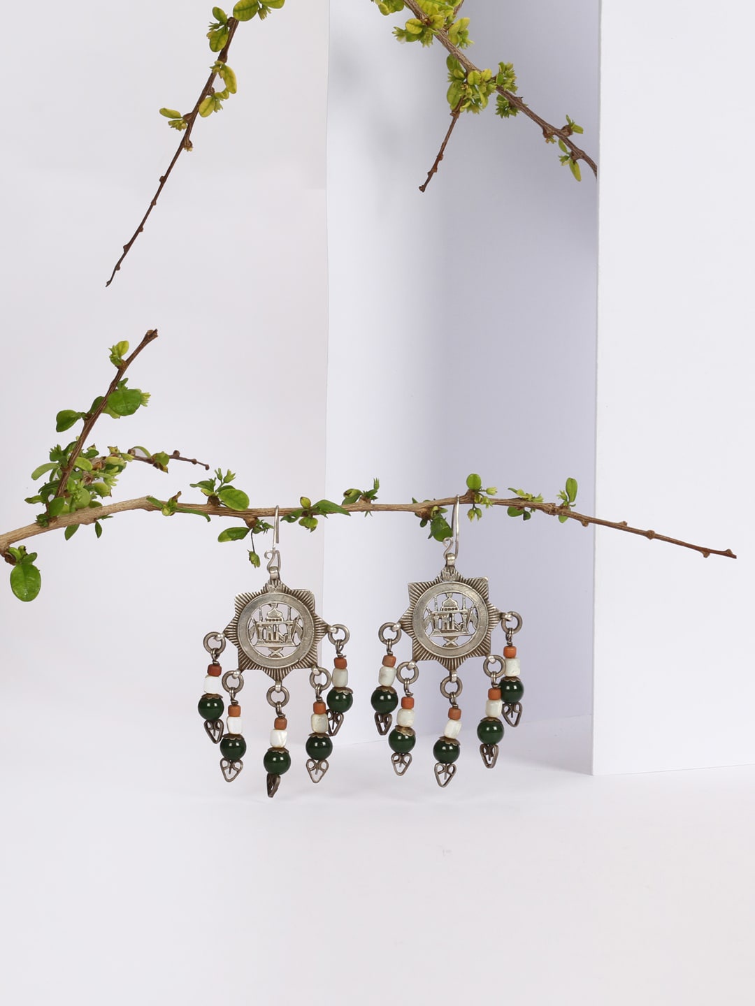 

SANGEETA BOOCHRA Silver-Toned & Green Star Shaped Drop Earrings