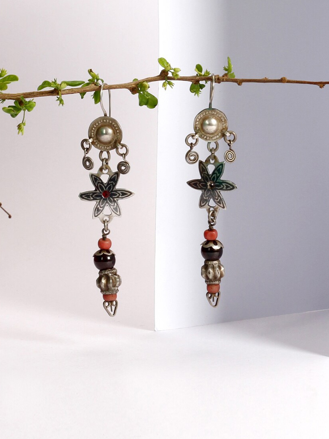 

SANGEETA BOOCHRA Silver-Toned & Black Star Shaped Drop Earrings