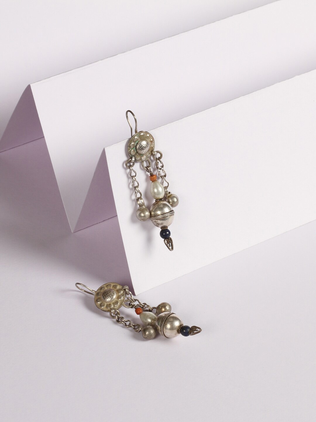 

SANGEETA BOOCHRA Silver-Plated Silver-Toned & White Contemporary Drop Earrings