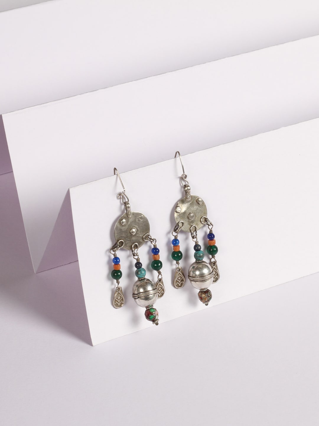 

SANGEETA BOOCHRA Silver-Toned & Green Contemporary Drop Earrings