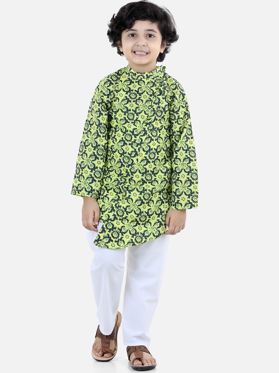 

BownBee Boys Yellow & Black Printed Asymmetric Pure Cotton Kurta With Pyjamas