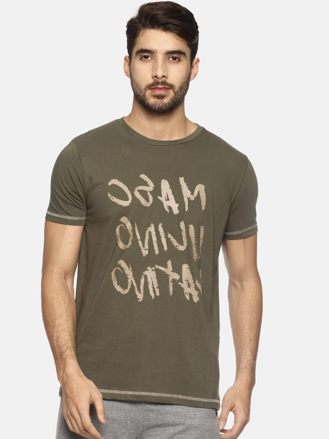 

Masculino Latino Men Green Typography Printed T-shirt