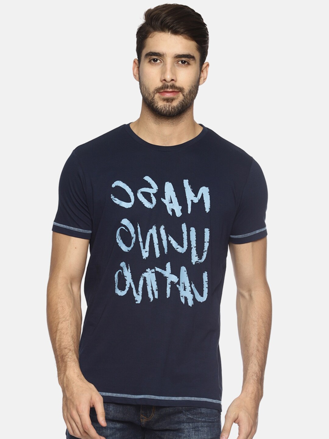 

Masculino Latino Men Navy Blue Typography Printed T-shirt