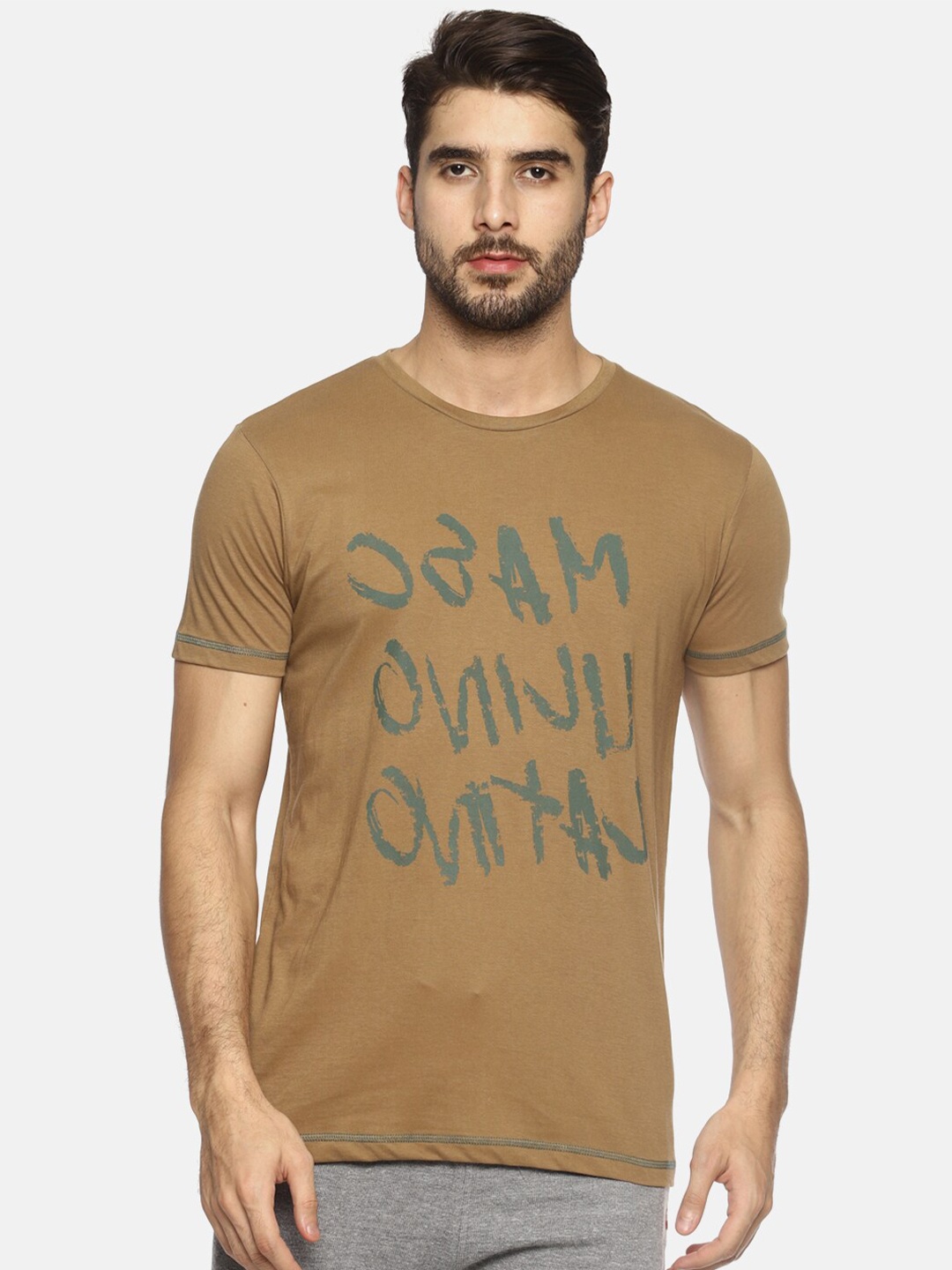 

Masculino Latino Men Khaki Typography Printed T-shirt