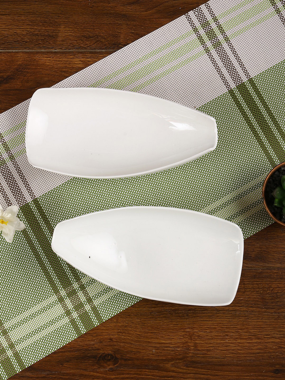 

Aapno Rajasthan Set Of 2 White Classy Boat Shaped Serving Plates