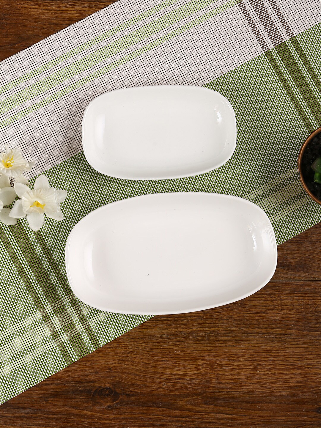 

Aapno Rajasthan White 2 Pieces Porcelain Glossy Plates