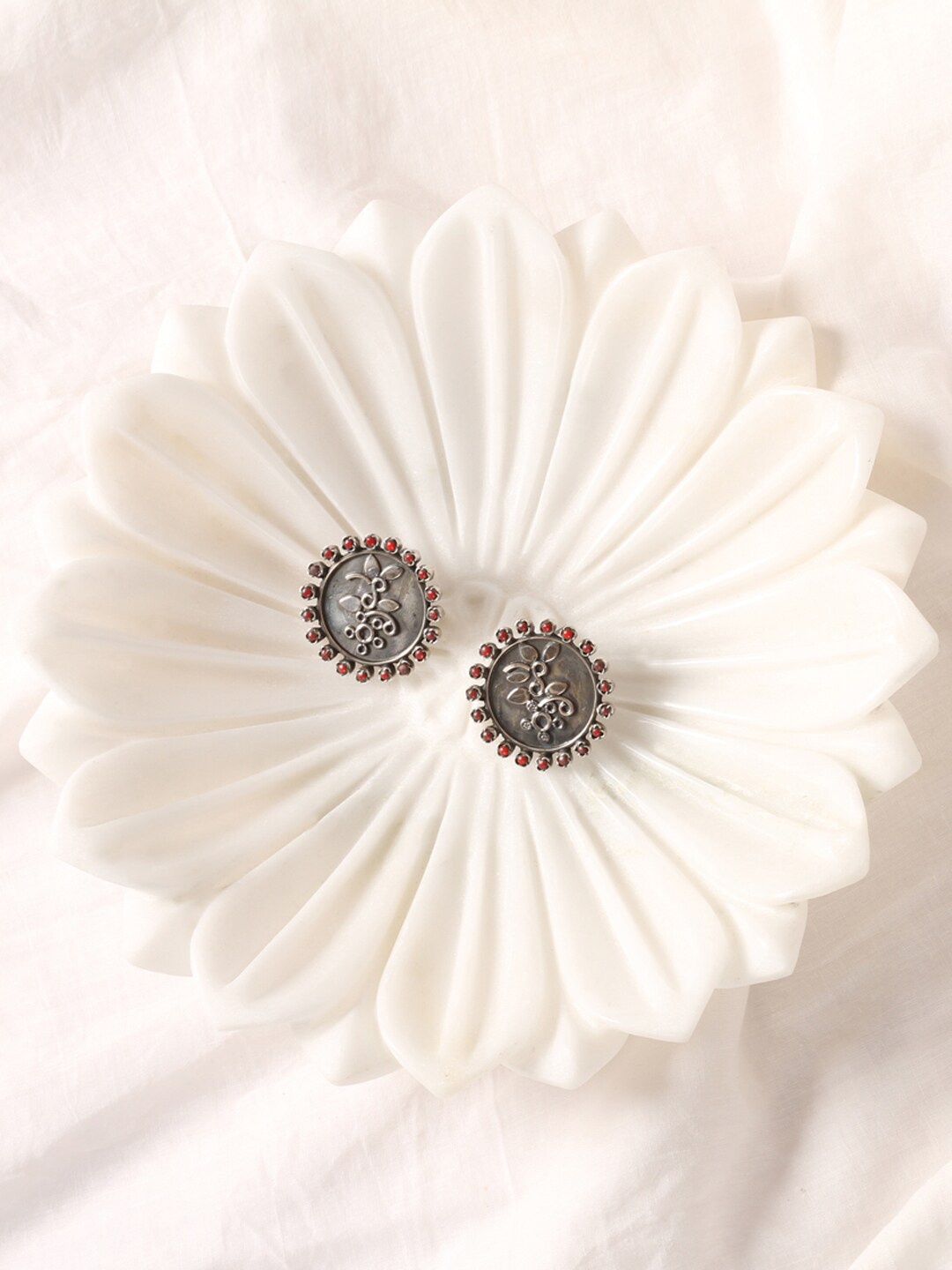 

SANGEETA BOOCHRA Silver-Plated Silver-Toned & Red Circular Studs Earrings