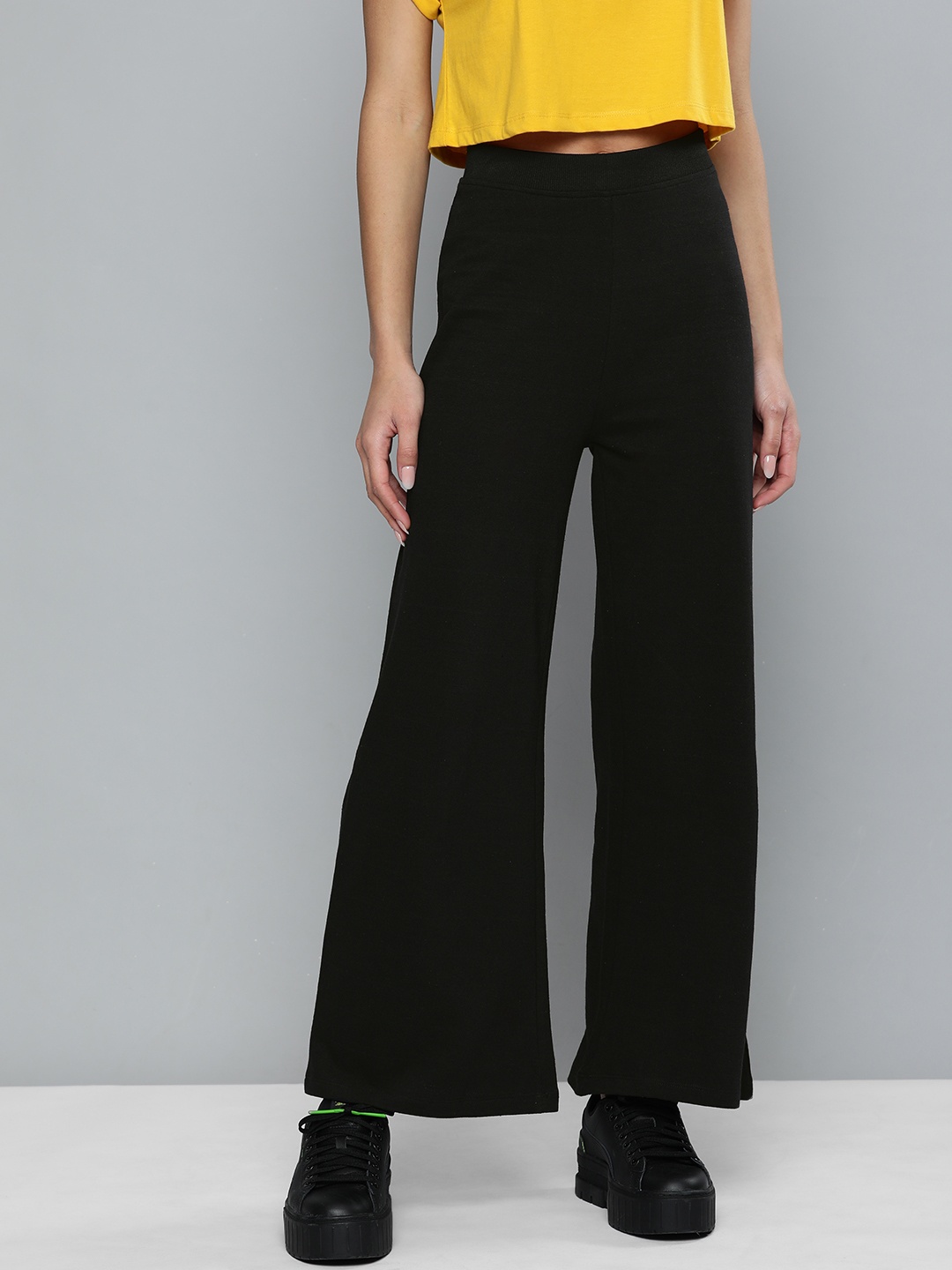 

Harvard Women Black Solid Regular Fit Mid Rise Flared Track Pants